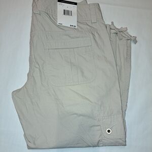 NWT Tommy Hilfiger Capris Size 6
